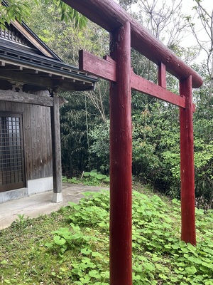 大多喜城北の栗山城址にある崖に向けて建つ鳥居と社