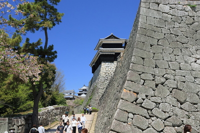 大手門跡付近より太鼓櫓、大天守を望む