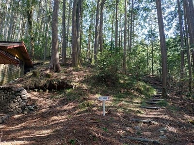 屋敷跡からの登城口