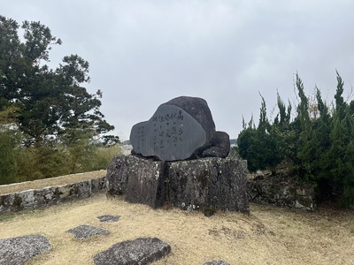 本丸南西櫓跡に建つ与謝野寛の歌碑