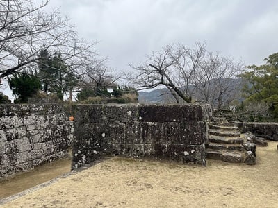 本丸から見た本丸虎口櫓台石垣