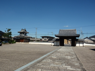 鼓楼と正門（敷地内から）