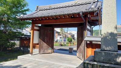 敦賀城の礎石が残る真願寺の門