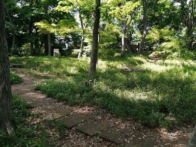 城址石碑のある広い削平地