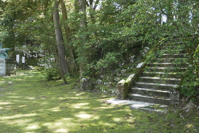 井波八幡宮西側の土塁