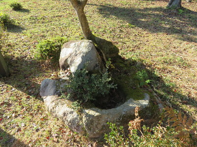 三日月形手水鉢