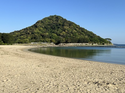 菊ケ浜から見た指月山