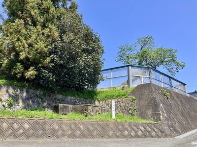 長沢城（跡碑と井戸 全景）