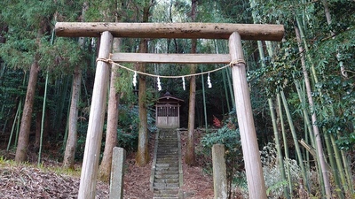 中学校北側の神社