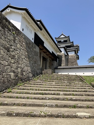 復元された三重御櫓と前御門