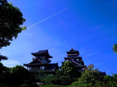 飛行機雲と天守