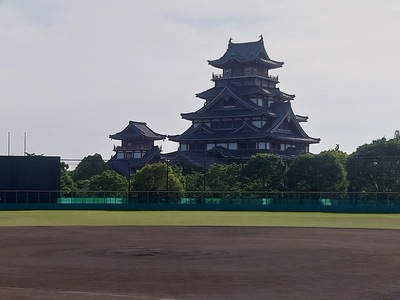 野球場から望む天守