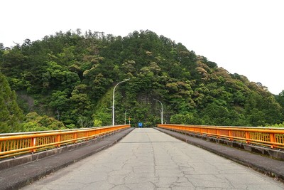 井代城 湯谷大橋から望む愛宕山