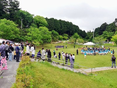 城址遠景(芝生広場から)