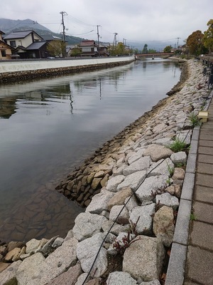 大手川沿いの石垣