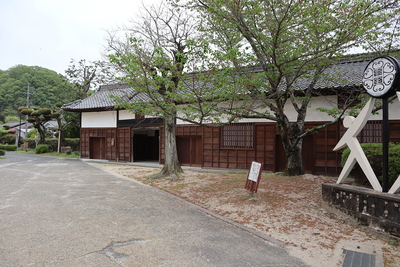 小学校敷地内にある北木門