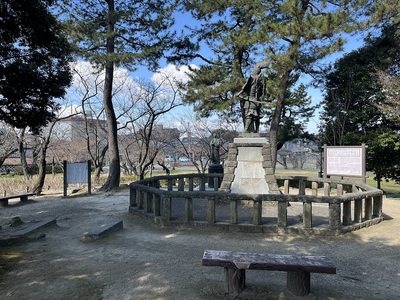 東からみた清洲公園の像