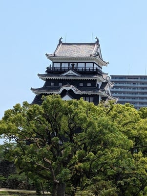 備後護国神社より鉄板貼りの福山城をのぞむ