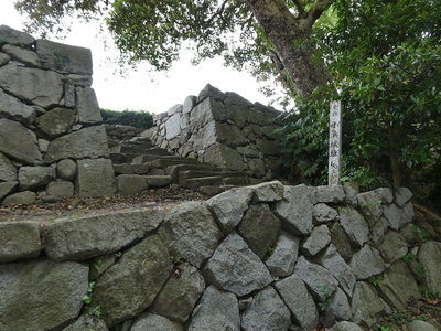 天守登り口の石垣と標柱