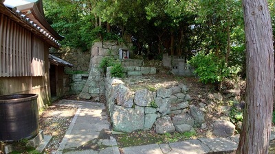 妙見神社後方の石垣