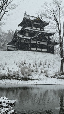 雪の中の三重櫓