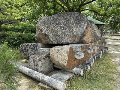 石山公園の犬島石絵巻岡山城ストーンヒストリーの記念碑