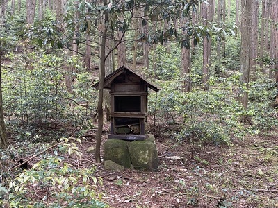 城山登山道の祠