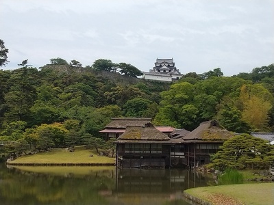 玄宮園から天守をのぞむ