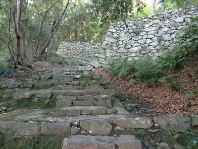 門から天守への路