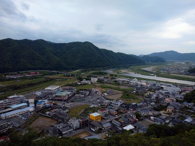 道中の大岩から