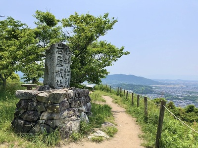 主郭と城趾碑