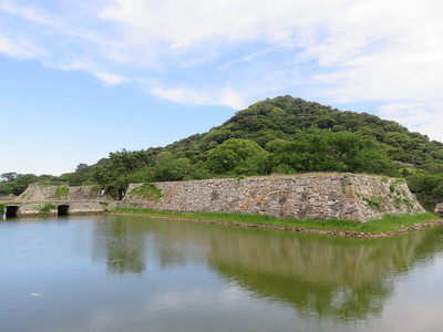 着見矢倉跡石垣越しに見る指月山