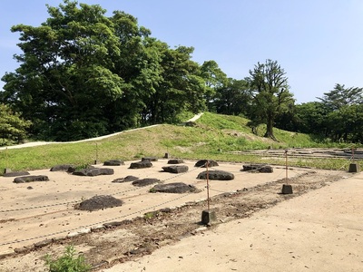 増長天礎石群と内側土塁