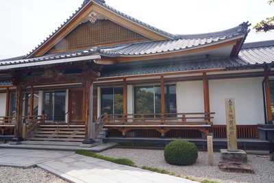 眞願寺と城跡碑