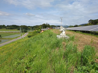 南側の城塁と祠