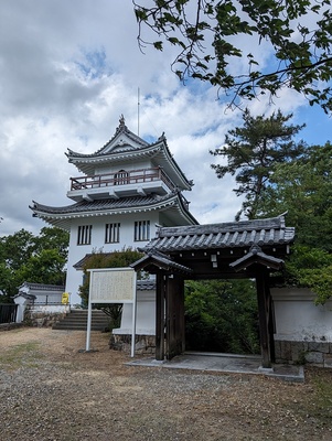 櫓風展望台と模擬門