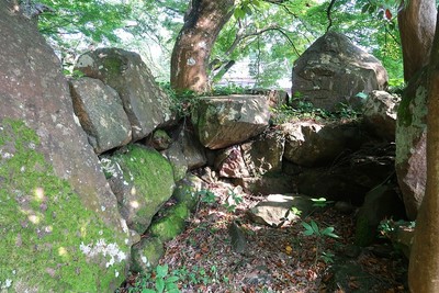 小丸城 穴蔵の布積石垣