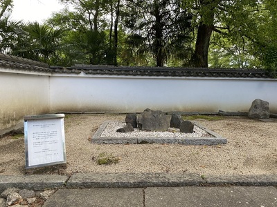 與杼神社の基礎石