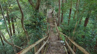 栗山地区大堀切に架かる木橋