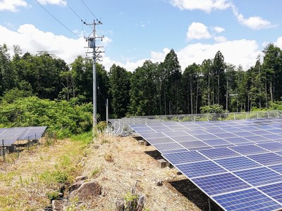 霧ヶ城遠景と登城口