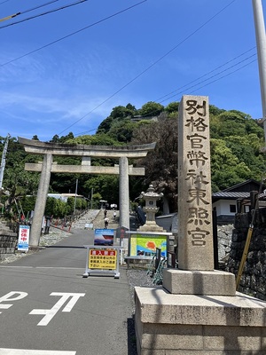 根小屋から山塊を見上げる