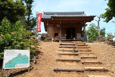 文殊山城 主郭風景（大文殊本堂）