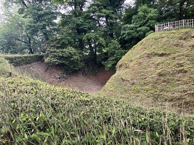 二の丸と持仏堂曲輪間の空堀