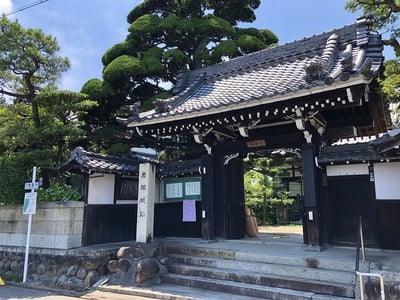 遍慶寺山門前の城趾碑と案内板