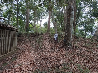 本殿横の土塁