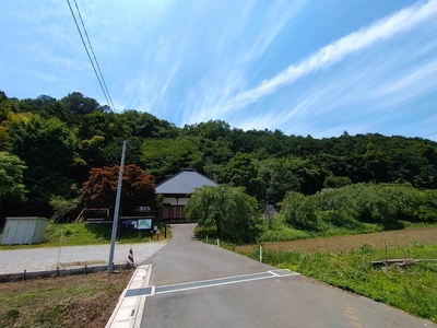 駐車場入口道路と城趾遠景