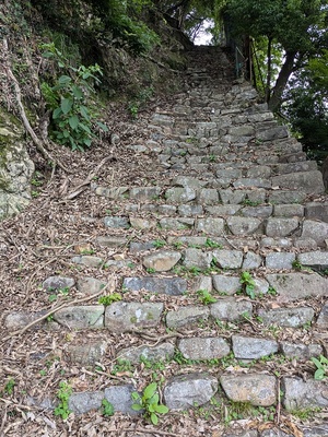 急勾配の登城口