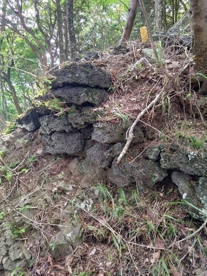 主郭東側の溶岩石の石垣