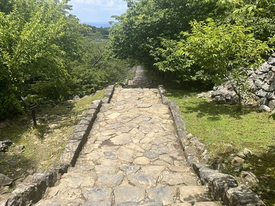 大庭から見た登城道