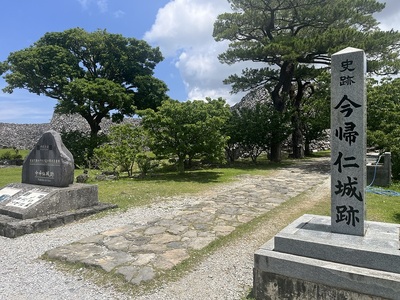 城址碑（右）と世界遺産の碑